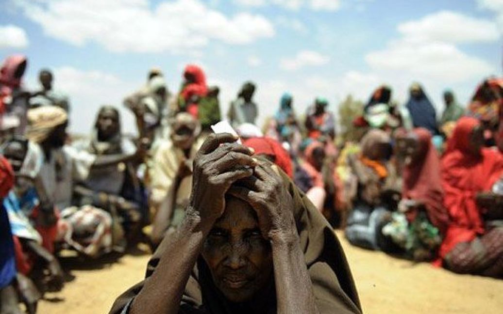Сомалі, Дулоу. Новоприбулі сомалійські біженці чекають на реєстрацію у таборі біженців на південному заході Сомалі. Агентство ООН у справах біженців заявило, що необхідно збільшити допомогу країні та зменшити відтік сомалійців в сусідні країни. / © AFP