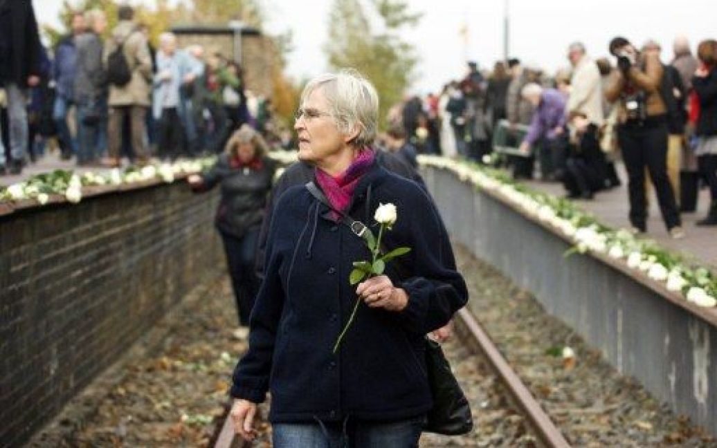 Німеччина, Берлін. Жінка йде по рейках перед тим, як покласти квітку до берлінського меморіалу "Платформа 17". В Берліні відзначили 70-ту річницю відправлення першого потягу, який перевозив євреїв до концентраційних таборів. / © AFP
