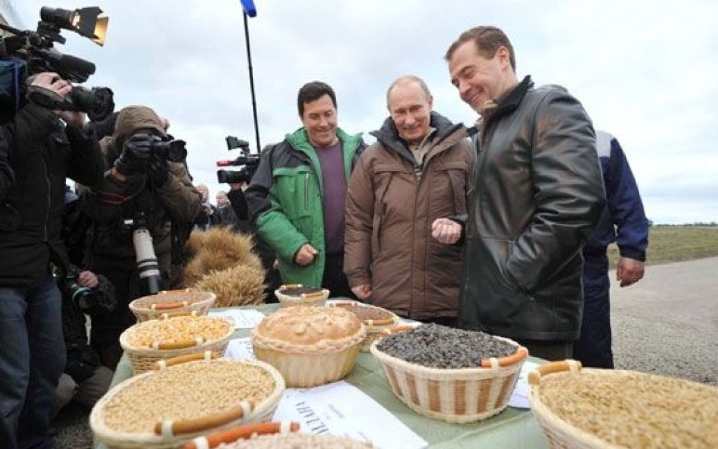 Путін і Медведєв на комбайнах зібрали по 6 тонн урожаю / © Сайт глави уряду Росії