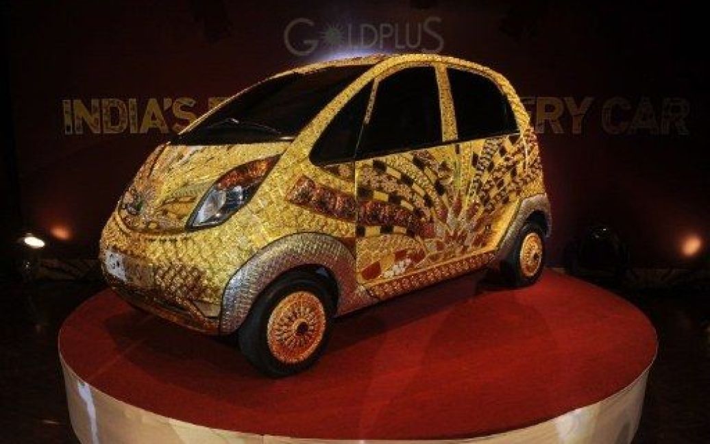 Перший у світі золотий автомобіль Tata Nano, прикрашений дорогоцінним камінням, представили в Мумбаї / © AFP