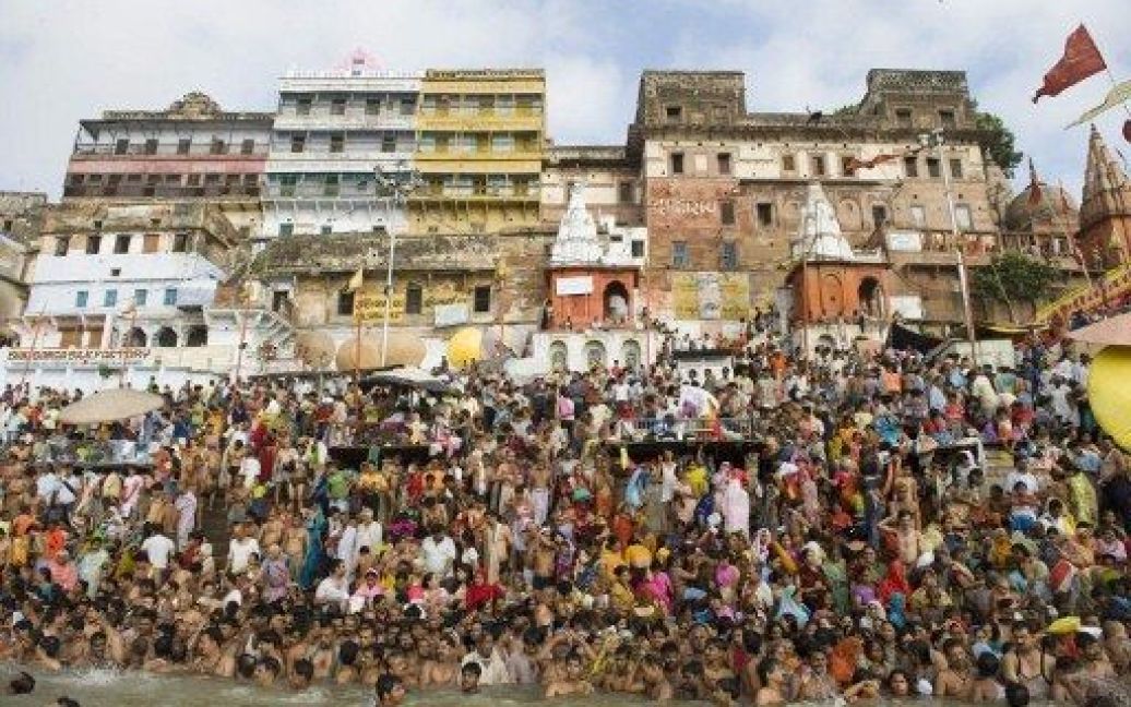 Індія. Люди збираються, щоб побачити сонячне затемнення / © AFP