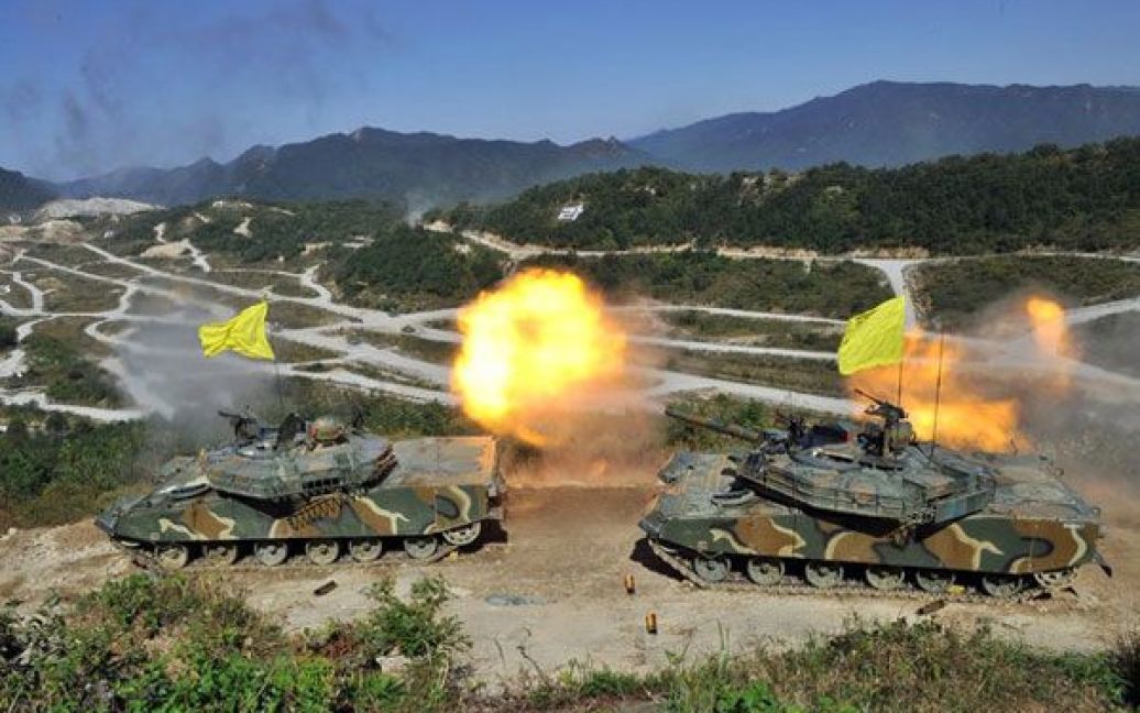 Республіка Корея, Пхочхон. Південнокорейський танк К-1 стріляє бойовими патронами під час спільних військових навчань зі США у Пхочхоні. / © AFP