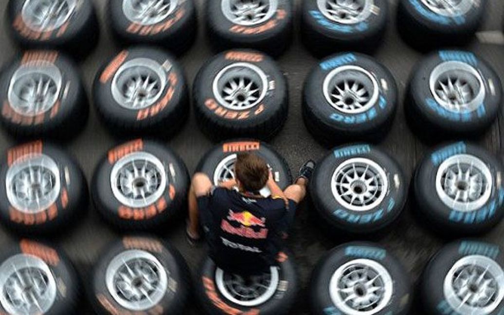 Сінгапур. Співробітник обробляє шини перед змаганнями з Formula One на Гран-прі Сінгапуру. / © AFP