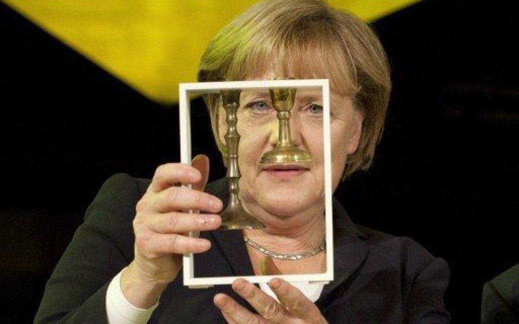 Німеччина, Берлін. Федеральний канцлер Німеччини Ангела Меркель отримала нагороду за "Взаєморозуміння і толерантність" під час візиту до Єврейського музею в Берліні. / © AFP