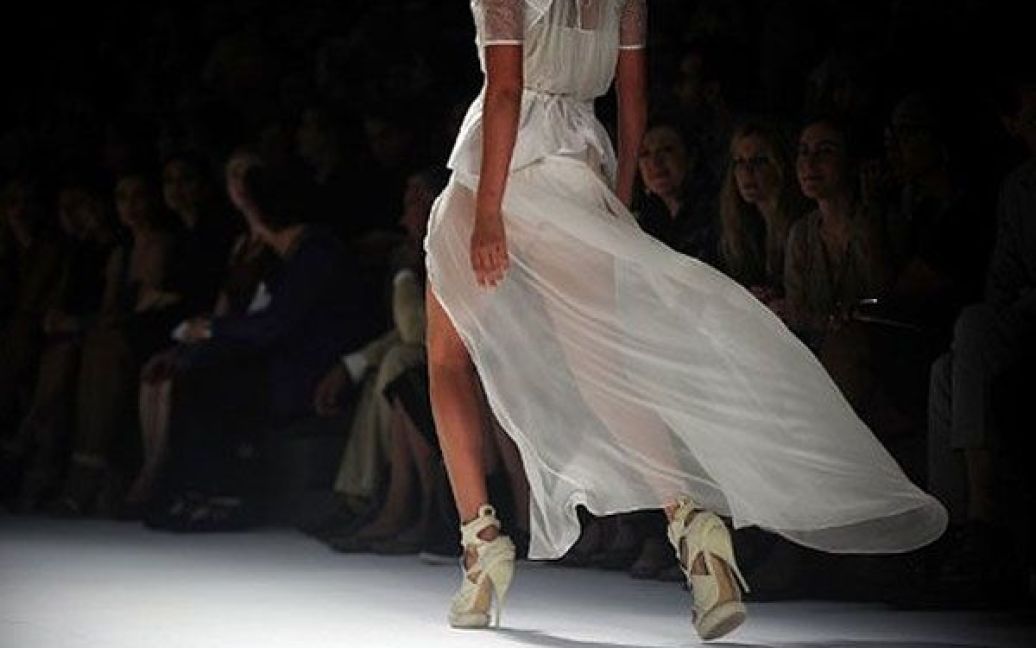 США, Нью-Йорк. Модель демонструє одяг з колекції дизайнера Віри Вонг на показах весняних колекцій на Mercedes-Benz Fashion Week в Нью-Йорку. / © AFP