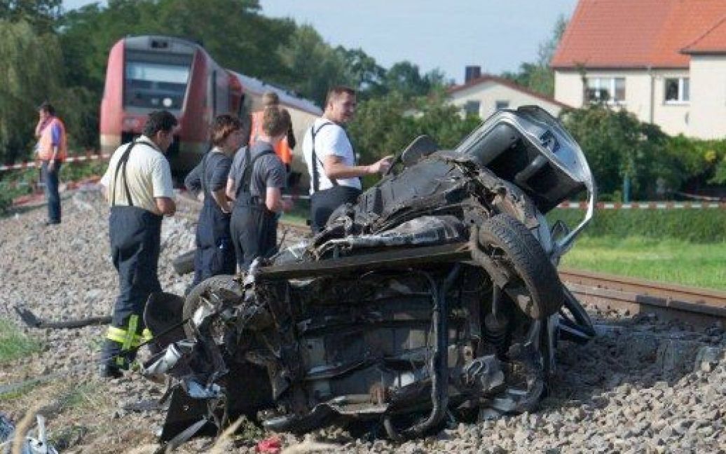 У Німеччині на залізничному переїзді потяг врізався в легковик, який залишився на шляхах після ДТП. / © AFP
