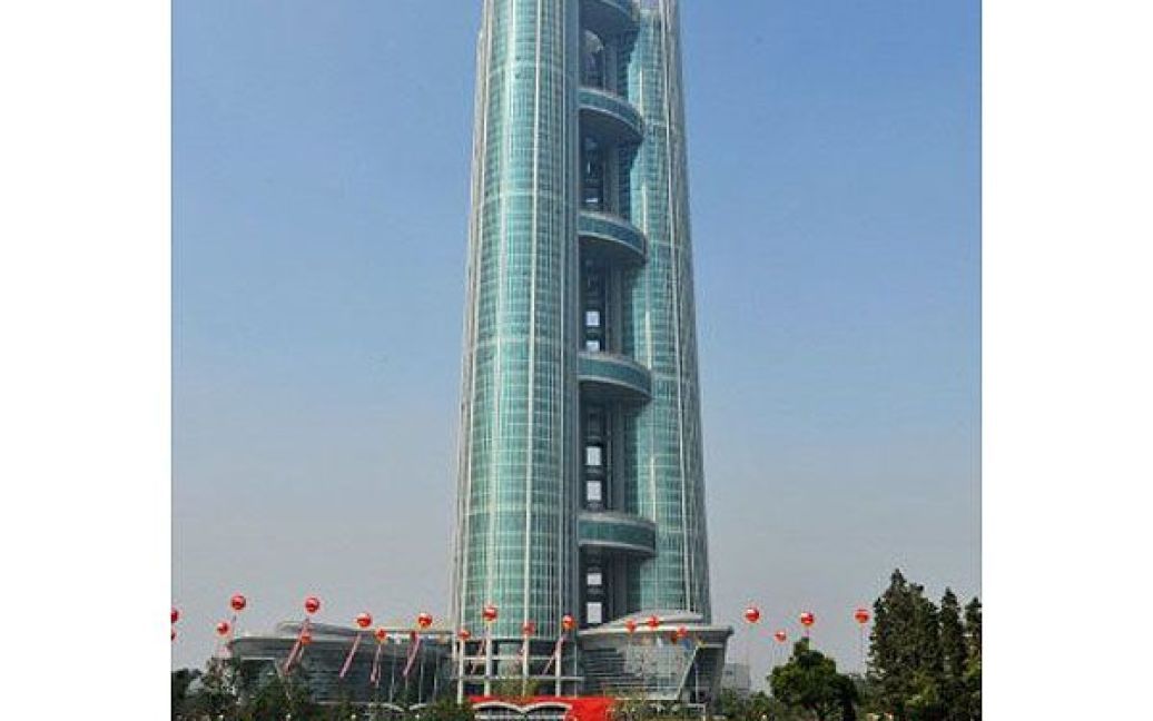 У китайському селищі Хуасі побудували міжнародний готель-хмарочос Лунсі висотою 328 метрів / © AFP