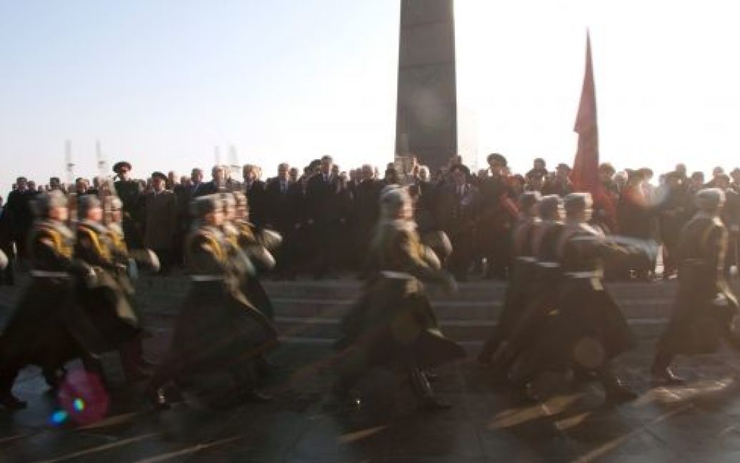 Воїни Почесної варти вшанували пам&#039;ять загиблих залпами з особистої зброї та урочистим маршем. / © President.gov.ua