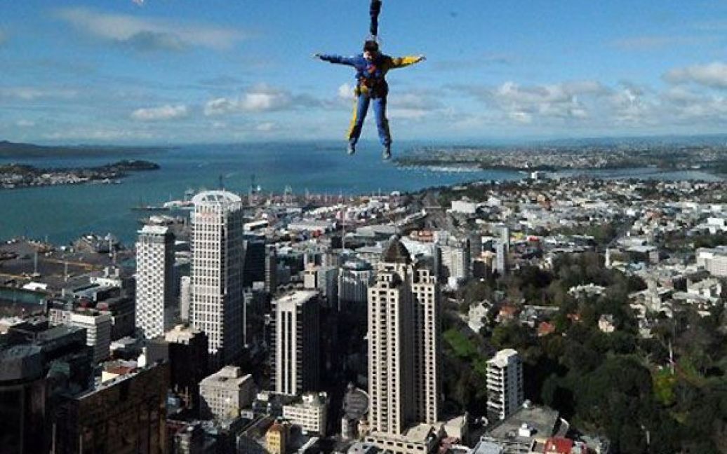 Нова Зеландія, Окленд. Чоловік стрибає з банджею з хмарочосу Sky Tower. Країна готується прийняти Кубок світу з регбі, який пройде з 9 вересня по 23 жовтня. / © AFP