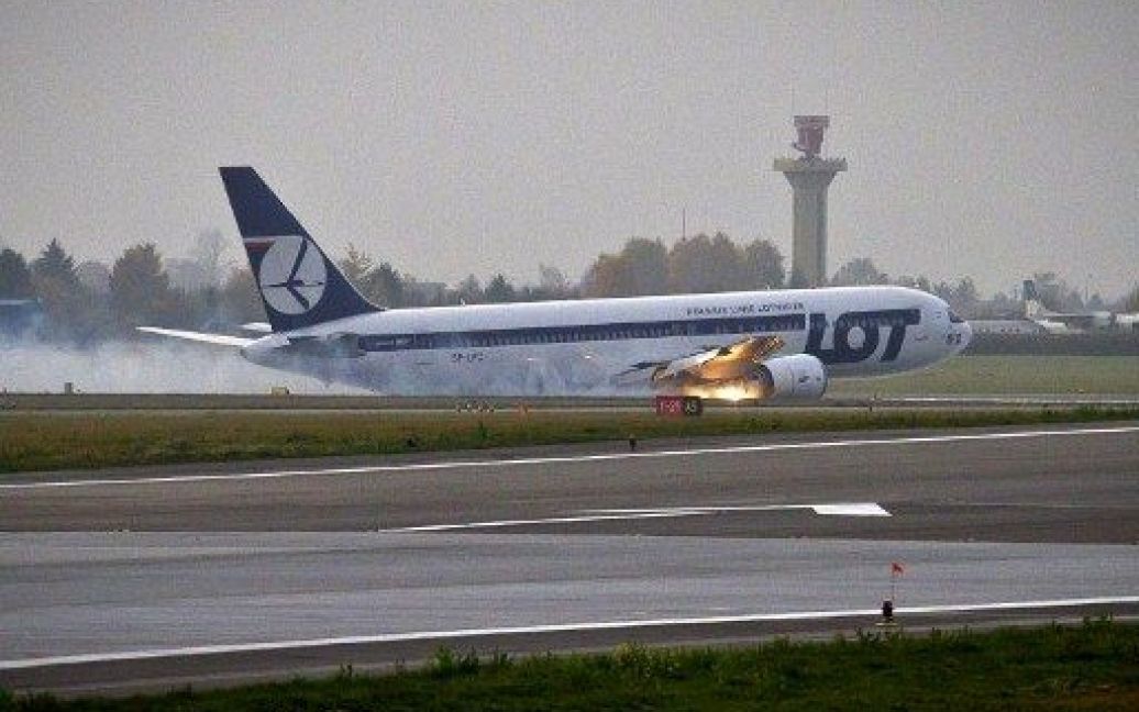 Аварійна посадка Boeing-767 без шасі у Варшаві / © AFP