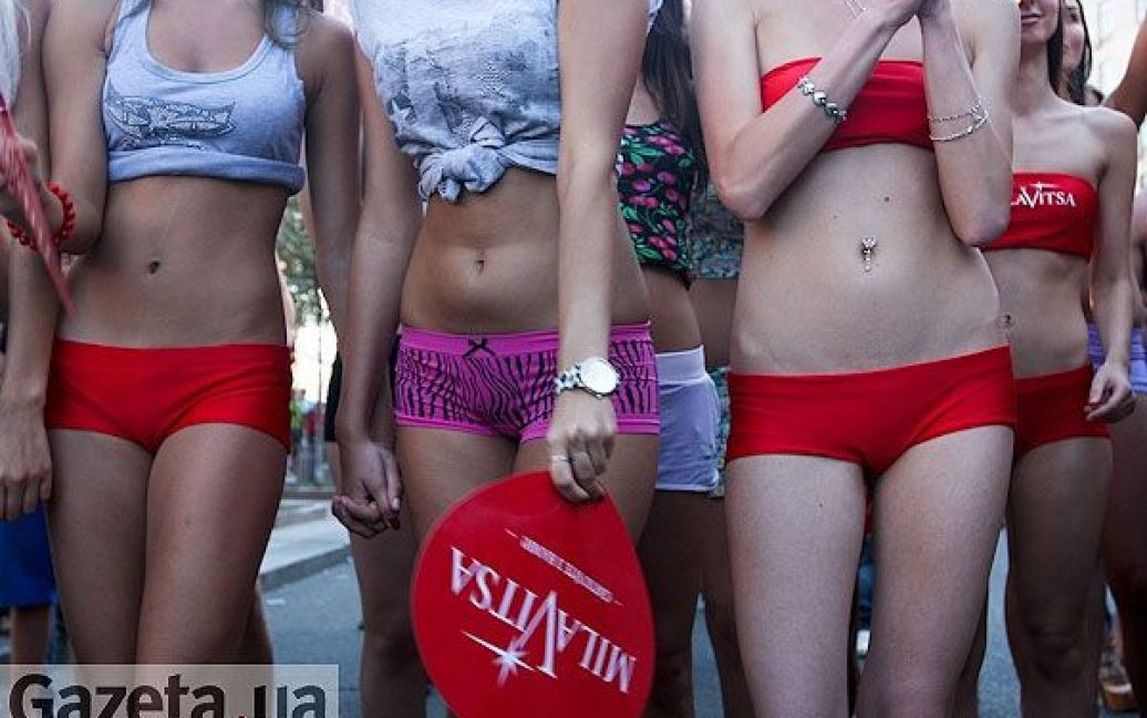 Півсотні дівчат та хлопців у спідньому пройшли Хрещатиком з нагоди Дня нижньої білизни. / © gazeta.ua