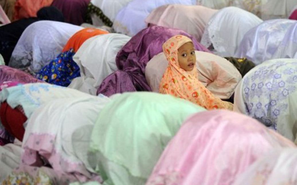 Індонезія, Джакарта. Ранкова молитва у жіночій частині мечеті у Джакарті. Зараз мусульмани усього світу відзначають Священний місяць Рамадан. / © AFP