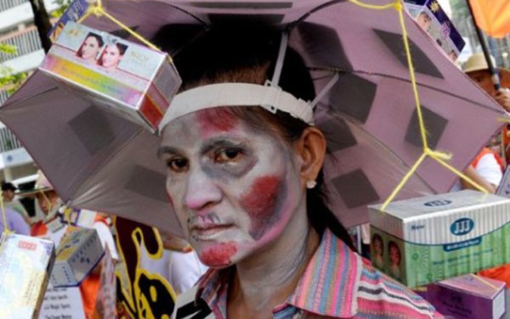 Філіппіни, Маніла. Активісти природозахисних організацій влаштували мітинг з вимогою припинити продаж косметики, до складу якої входять небезпечні речовини. В травні цього року уряд Філіппін попередив, що незаконні ліки від раку та глутатіон, який входить до складу засобів, що відбілюють шкіру, викликають ниркову недостатність та зараженні крові. Відбілювання шкіри надзвичайно популярне на Філіппінах та в інших азіатських країнах. / © AFP