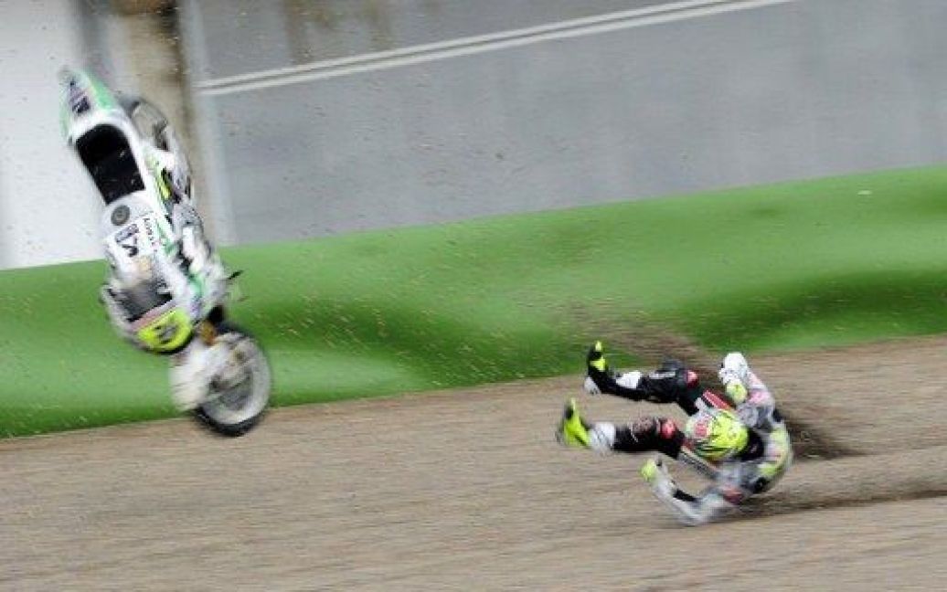Іспанія. Іспанський гонщик Honda MotoGP Тоні Еліас впав під час гонки MotoGP на трасі Рікардо Тормо поблизу Валенсії. / © AFP
