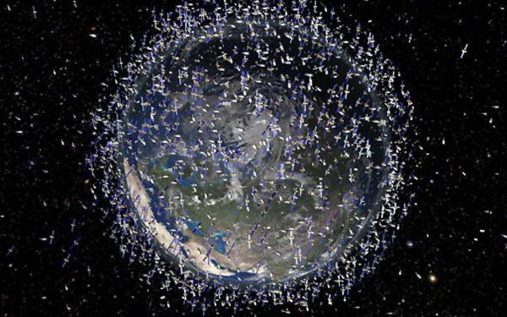Космос. Малюнок, випущений Європейським космічним агентством (ЄКА), показує шар сміття, яке обертається на навколоземній орбіті на висоті 2000 км над поверхнею Землі. Фото AFP/ЄКА / © AFP