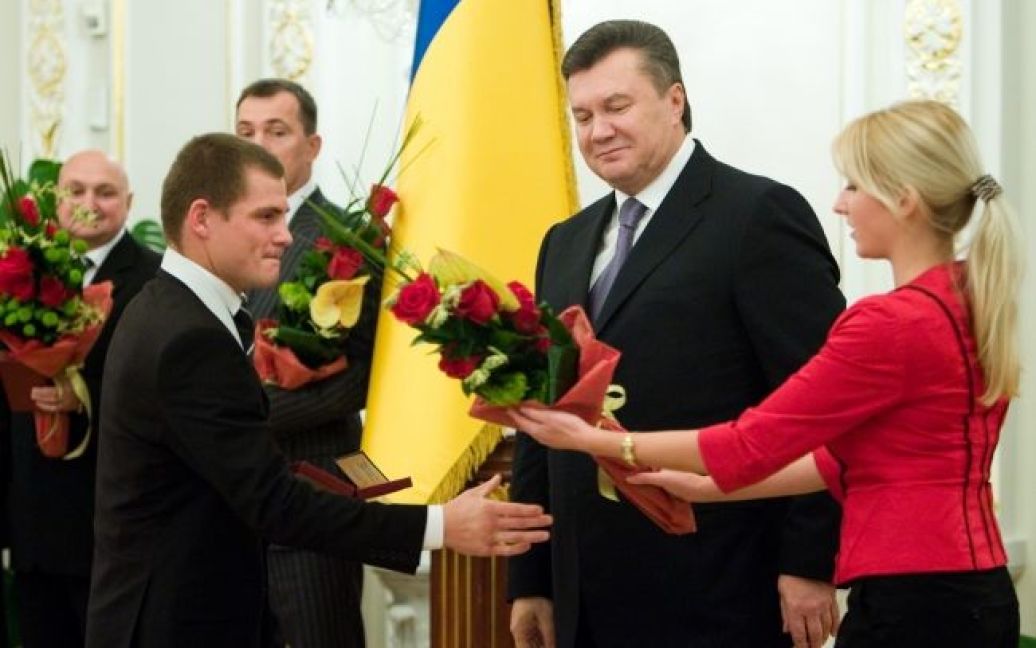 Глава держави Віктор Янукович вручив спортсменам державні нагороди і отримав у відповідь боксерські рукавиці, а також символічну кришталеву вазу. / © President.gov.ua