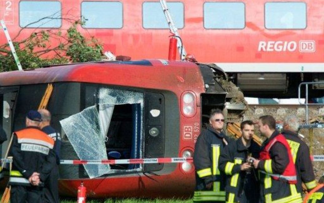 У Німеччині на залізничному переїзді потяг врізався в легковик, який залишився на шляхах після ДТП. / © AFP