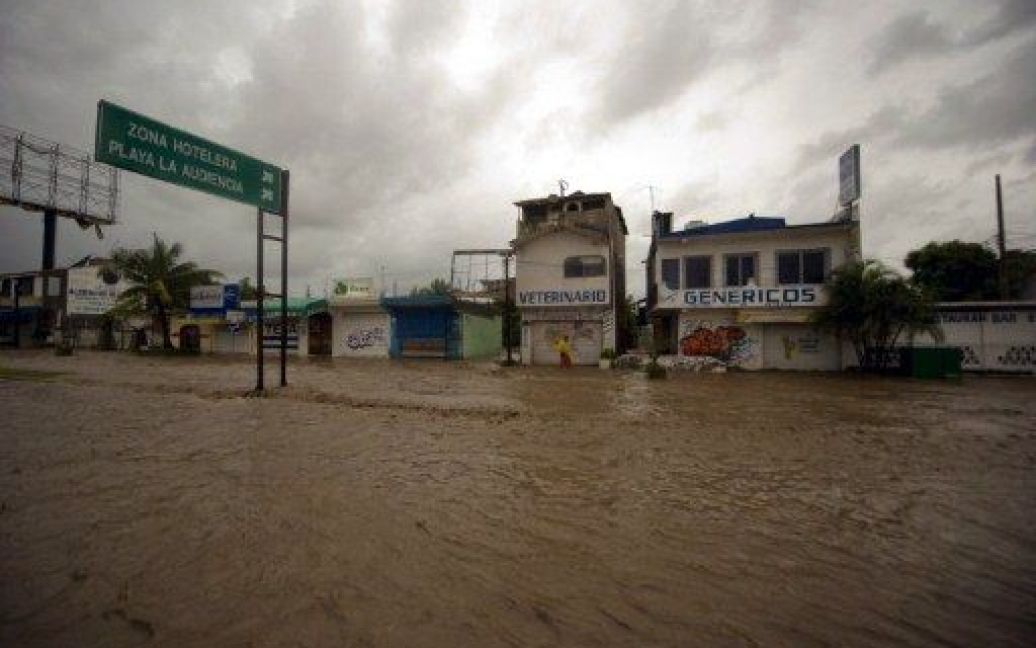 Над Мексикою пронісся ураган "Джові". / © AFP