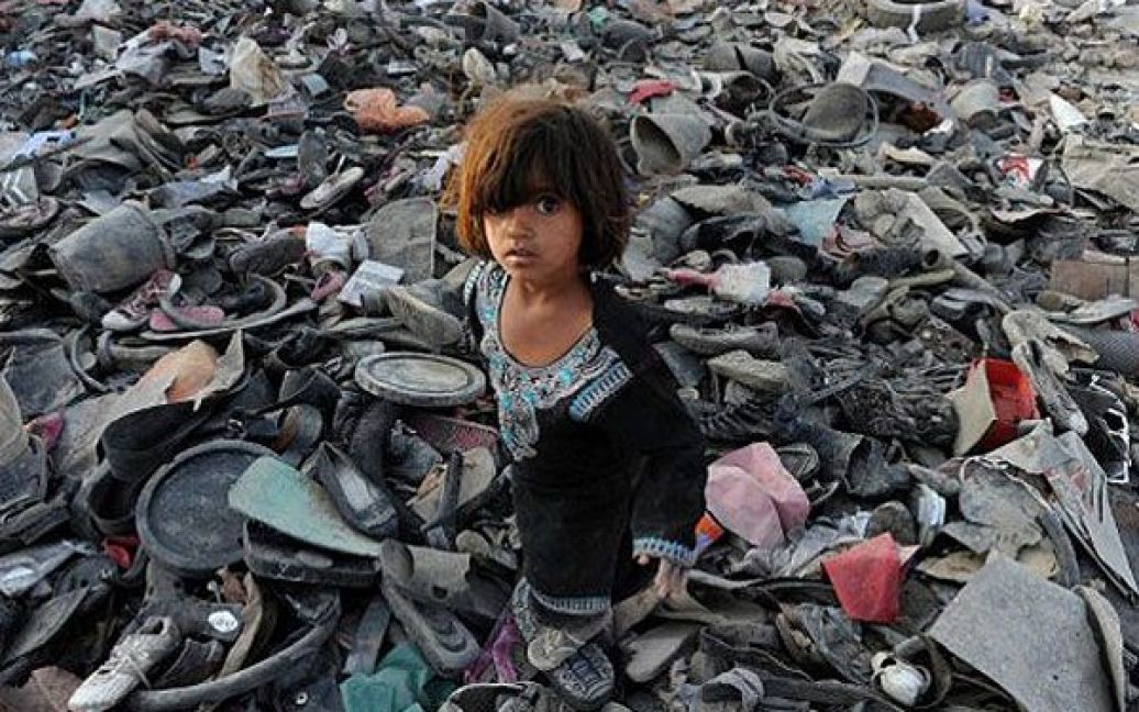 Афганістан, Кабул. Афганська дівчинка шукає мотлох на смітнику вторинної сировини на околиці Кабула. / © AFP