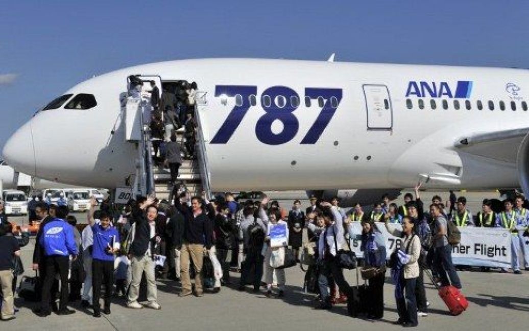 У свій перший комерційний рейс відправився "Лайнер мрії" Boeing-787 Dreamliner японської авіакомпанії All Nippon Airlines. / © AFP