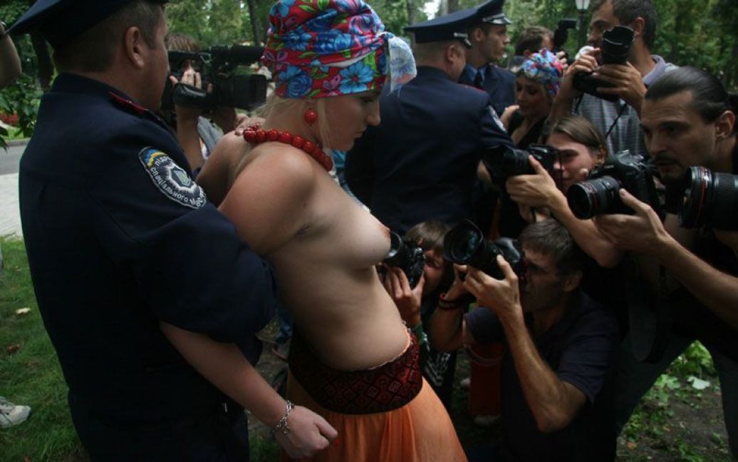 На День Незалежності жіночий рух FEMEN провів в центрі Києва топлес-акцію "День залежності" / © Жіночий рух FEMEN