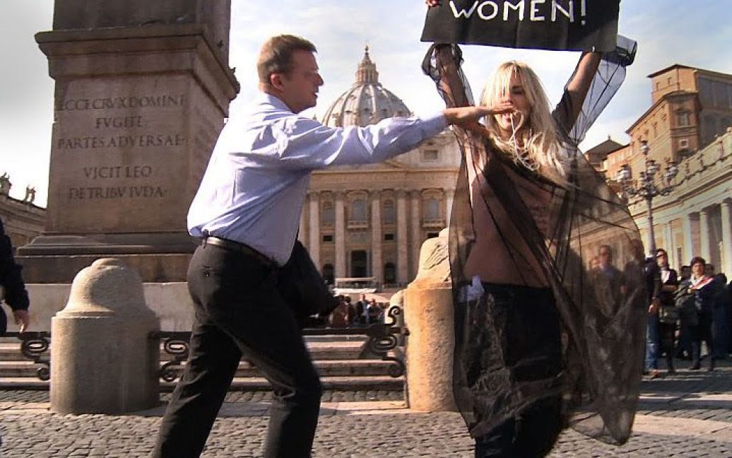 FEMEN влаштував акцію протесту "Молот відьом" на площі Святого Петра у Ватикані. / © AFP