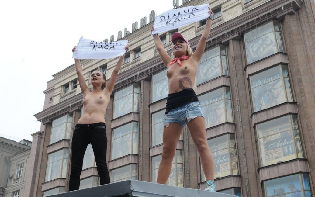Активістки жіночого руху FEMEN провели акцію топлес-протесту "Вільна каса!" перед Печерським райсудом в Києві. / © Артур Бондарь/ТСН.ua