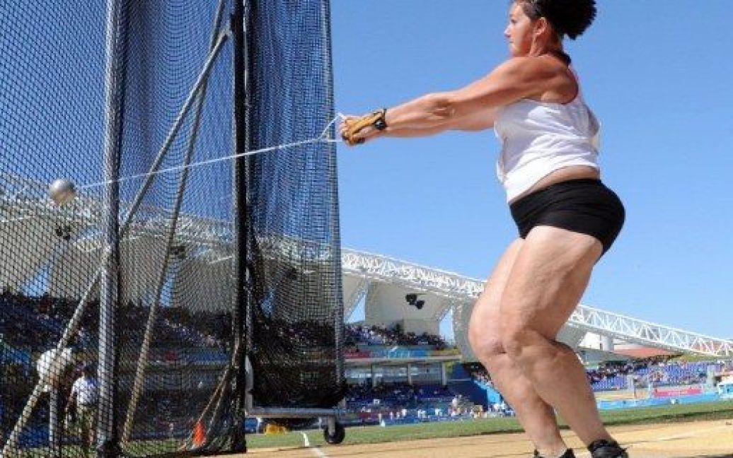 Мексика, Гвадалахара. Канадська спортсменка Крістал Сміт виступає у змаганнях з метання молоту серед жінок на XVI Панамериканських іграх в Гвадалахарі. / © AFP