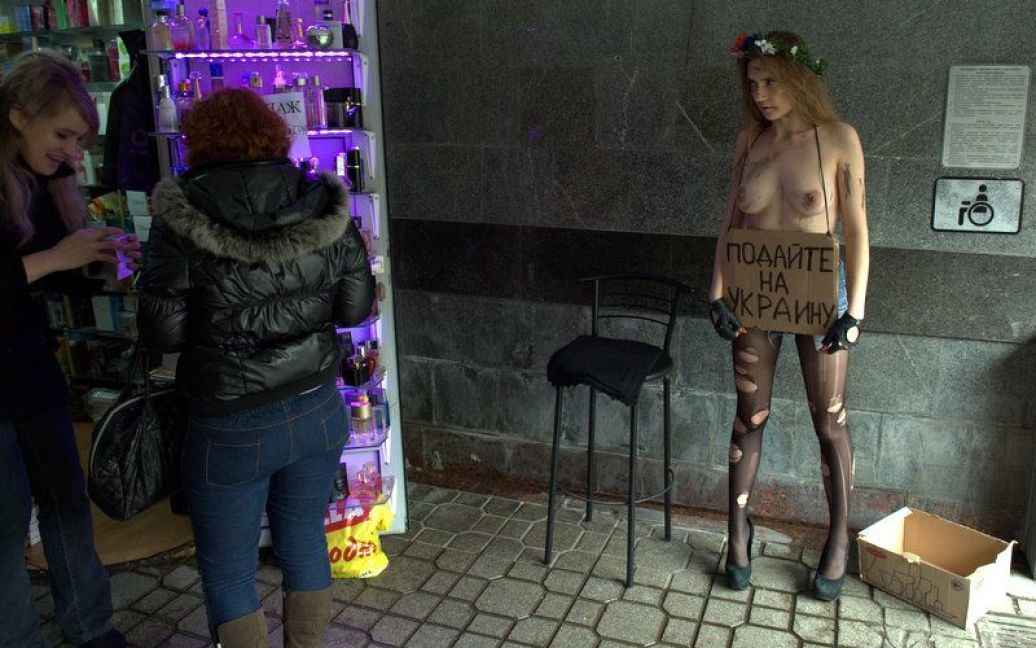 Жіночий рух FEMEN провів топлес-акцію "З миру по крихті - свобода Тимосі!" / © Жіночий рух FEMEN