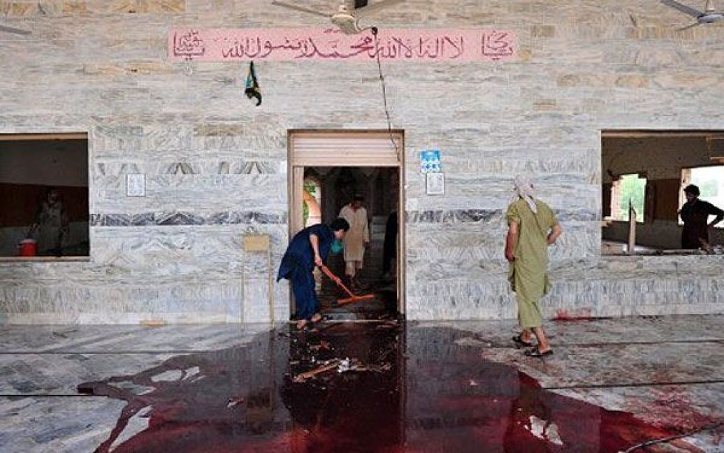Пакистан, Джамруд . Місцеві жителі відмивають мечеть від крові після теракту. Терорист-смертник підірвав бомбу у пакистанській мечеті під час п&#039;ятничної молитви. В результаті вибуху загинули щонайменше 43 осіб, поранення отримали більше 100 людей. / © AFP