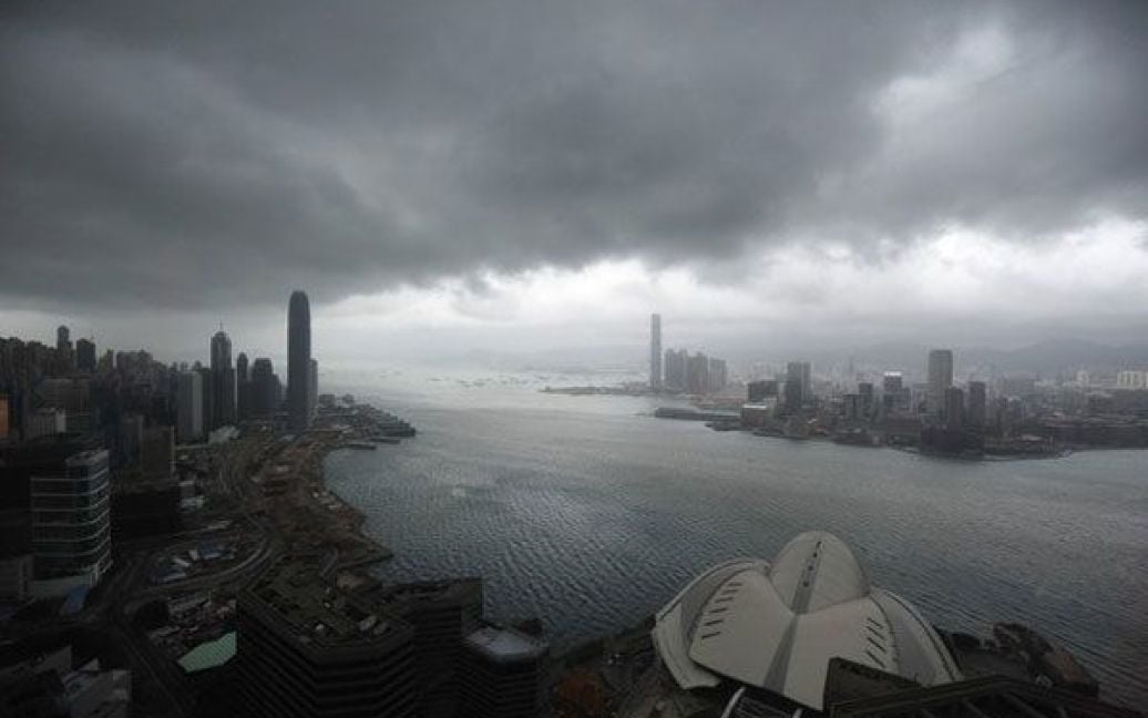 Китай, Гонконг. Низькі темні хмари нависають над порожньою затокою Вікторія. На Гонконнг насувається потужний тайфун Несат, який вже спричинив руйнування на Філіппінах та забрав десятки людських життів. / © AFP