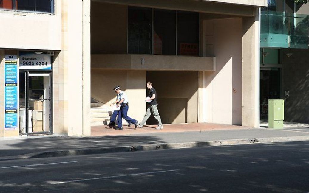 Австралійські спецназівці, озброєні тараном і бензопилою, забрали дитину у батька-"бомбиста" і заарештували його. / © The Australian