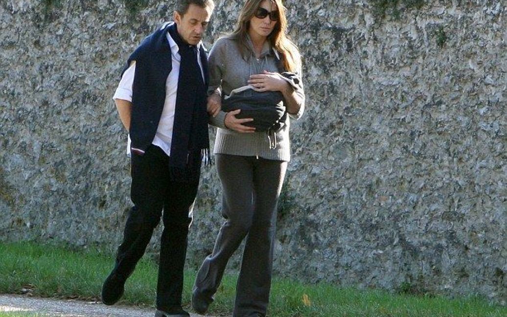 Президент Франції Ніколя Саркозі та його дружина Карла Бруні прогулялися з дочкою Джулією у Версалі. / © SplashNews