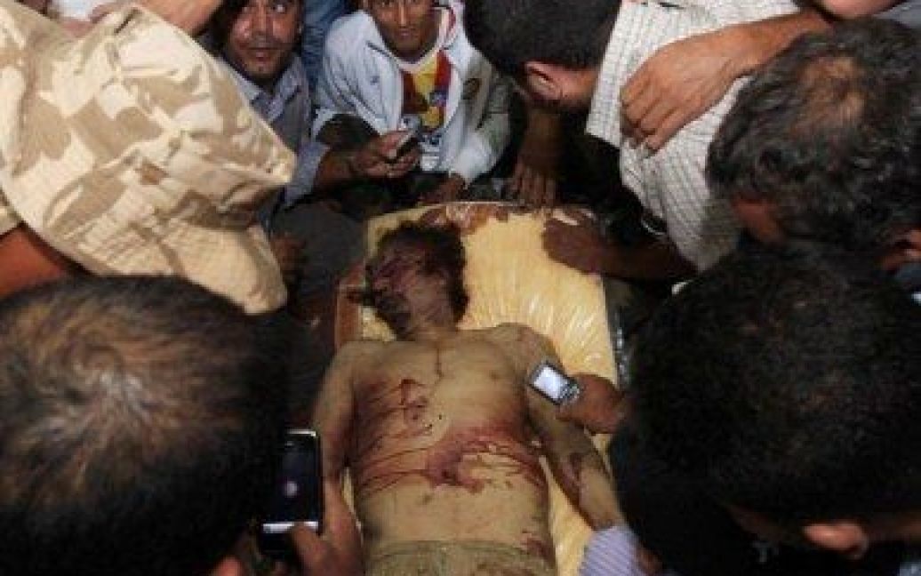 Працюючим в Лівії західним й арабським журналістам показали сьогодні убитого Муаммара Каддафі. / © AFP