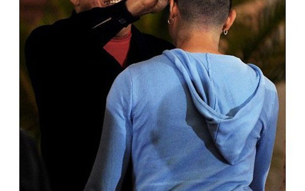Венесуела, Каракас. Президент Венесуели Уго Чавес із поголеною головою провів у президентському палаці Мірафлорес в Каракасі зустріч із групою домініканців, які поголили свої голови на знак солідарності з Чавесом. Президент Венесуели проходить черговий курс хіміотерапії і веде боротьбу з раком. / © AFP