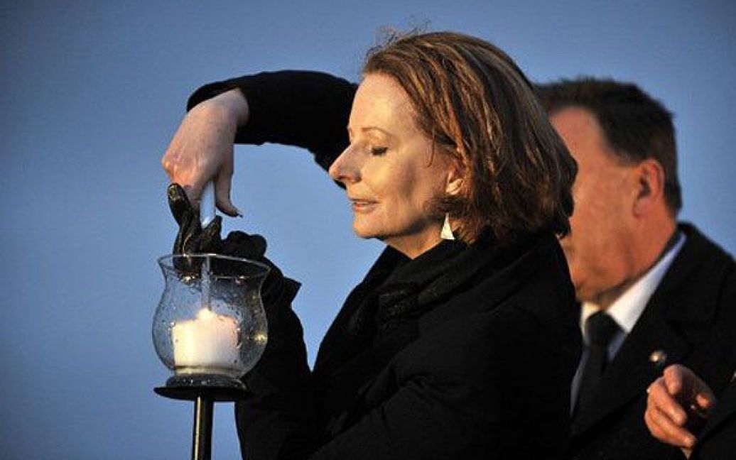 Прем&rsquo;єр-міністр Австралії Джулія Гіллард запалює свічку у 10-ту річницю теракту 9/11 / © AFP