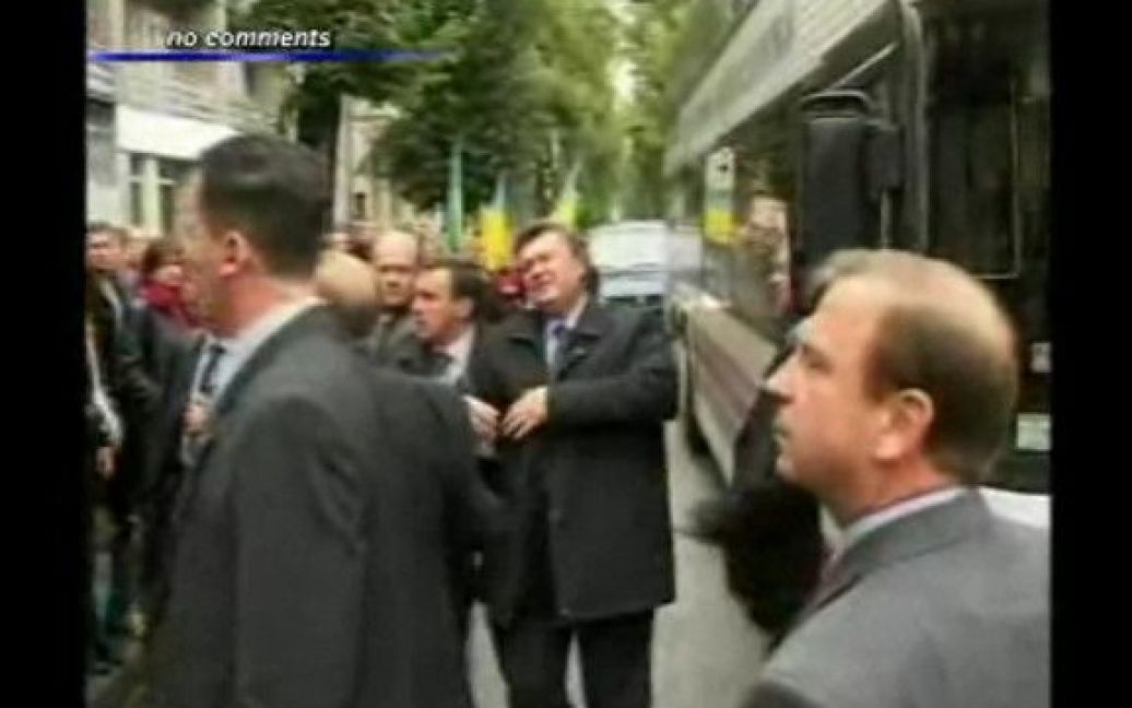 Студент кинув у Януковича яйце / © youtube