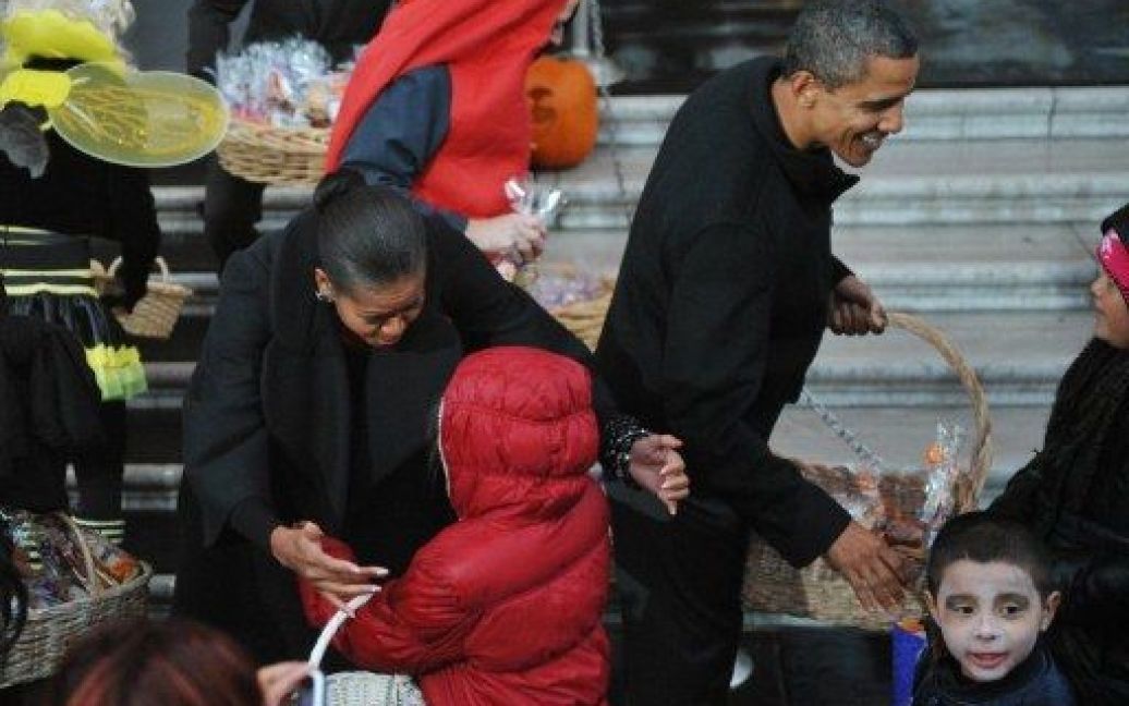 Президент США Барак Обама, перша леді США Мішель Обама, її мати Маріан Робінсон роздавали подарунки юним гостям свята / © AFP