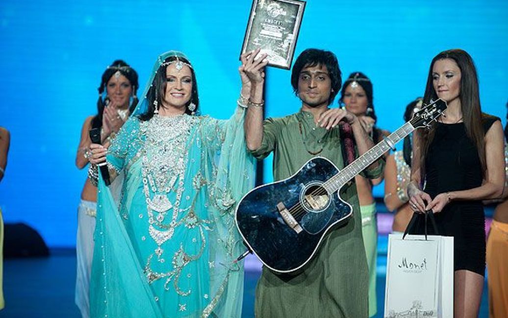 Софія Ротару нагородила індійського виконавця Ніхіла Д&#039;Суза, який отримав другу премію фестивалю / © Crimea Music Fest 2011