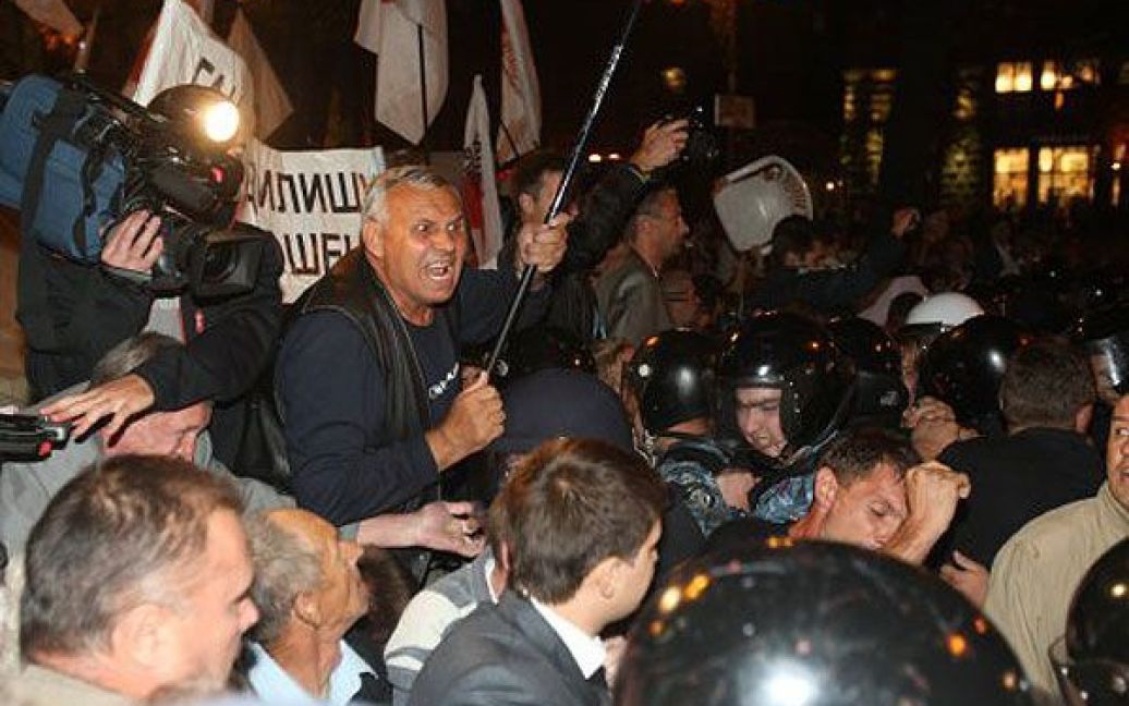 Зіткнення між "Беркутом" та учасниками пікету з вимогою звільнити Юлію Тимошенко. / © УНІАН