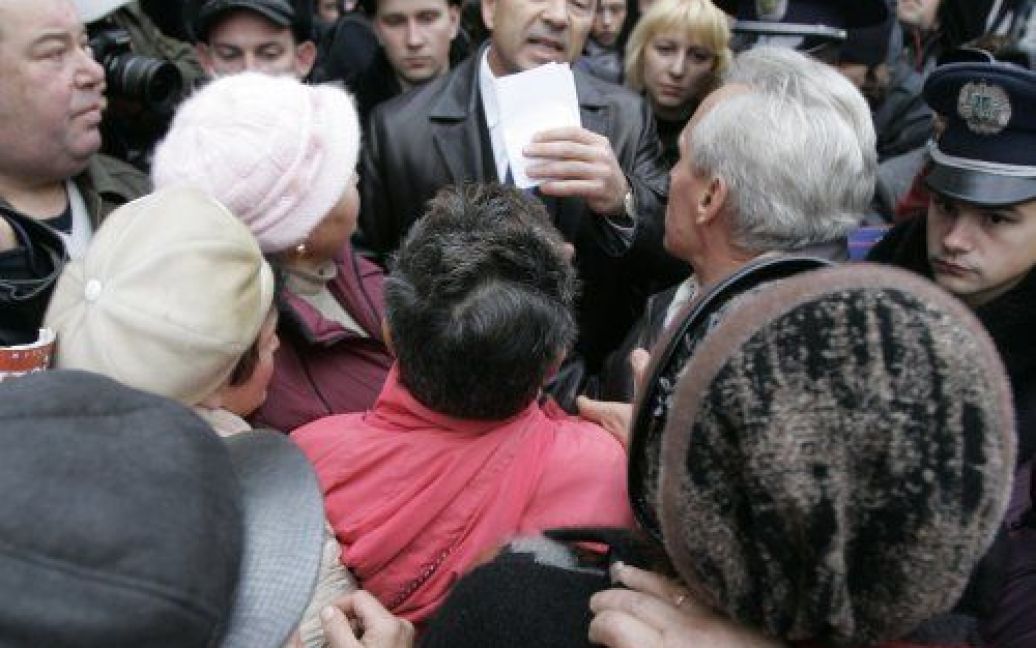 Віце-прем&#039;єр-міністр Сергій Тігіпко під час спілкування з учасниками акції протесту пообіцяв, що пільги для чорнобильців будуть відновлені у повному обсязі. / © УНІАН