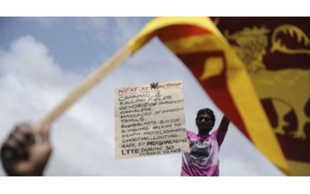 Шрі-Ланка, Коломбо. Акція протесту державних службовців на головній залізничній станції Коломбо з вимогою заборонити фільм британського телеканалу Channel 4 "Мертві поля Шрі-Ланки". У фільмі стверджувалося, що знайдені тіла жінок, членів Тамільських Тигрів, були зґвалтовані. / © AFP