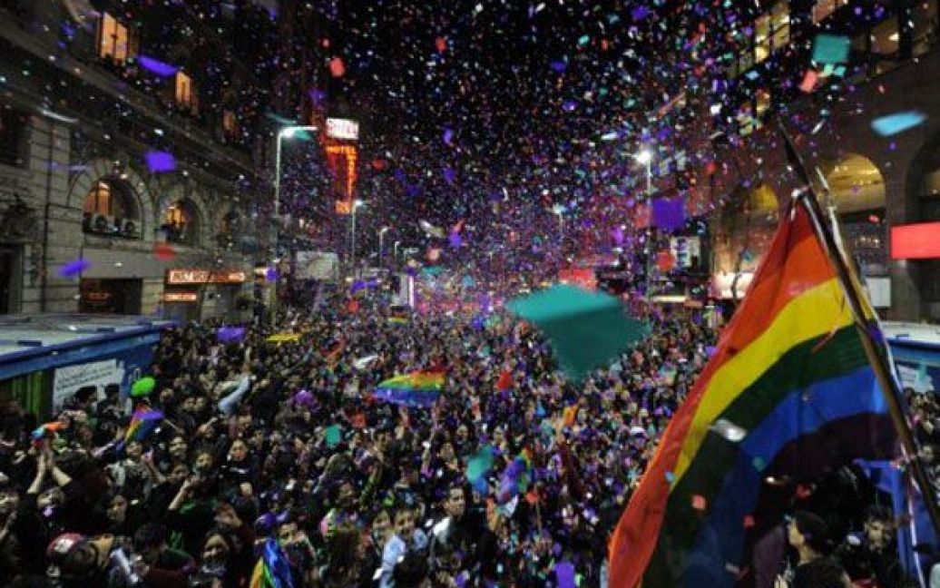 Уругвай, Монтевідео. Люди беруть участь у багатотисячному щорічному гей-параді в Монтевідео. Тисячі геїв, лесбіянок і трансгендерів виступили за рівні права для гомосексуалістів. / © AFP