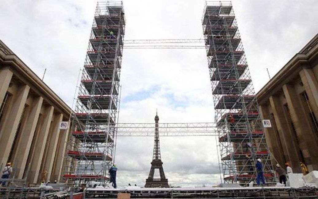 В Парижі перед Ейфелевою вежею встановили репліку манхеттенських веж-близнюків / © AFP