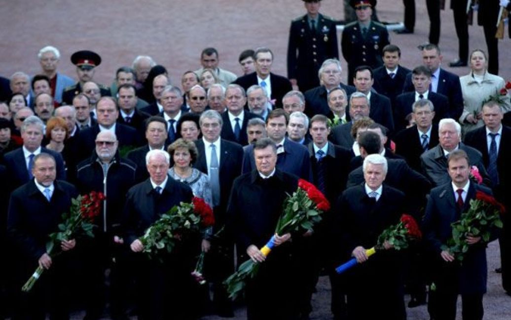 Церемонія покладання квітів до пам&#039;ятника у заповіднику "Бабин Яр" у Києві. / © President.gov.ua