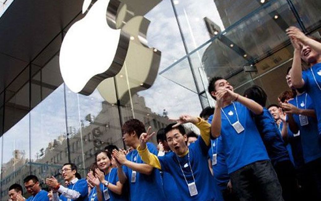 Китай, Шанхай. Персонал магазину під час церемонії відкриття нового магазина компанії Apple в Шанхаї. / © AFP