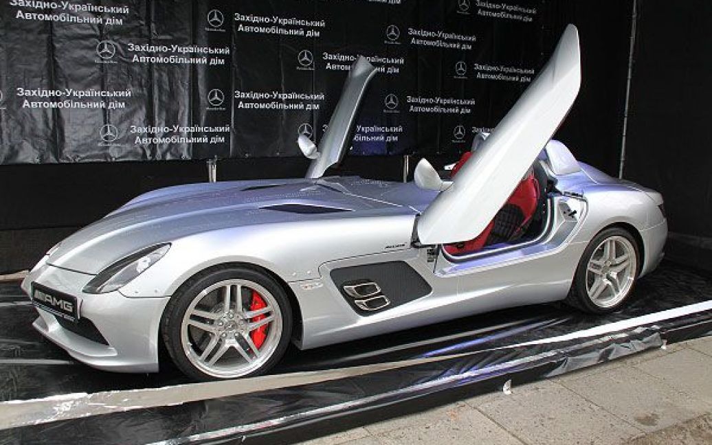 У Львові показали найдорожчий у світі автомобіль Mercedes-Benz SLR McLaren Stirling Moss / © Украинское Фото