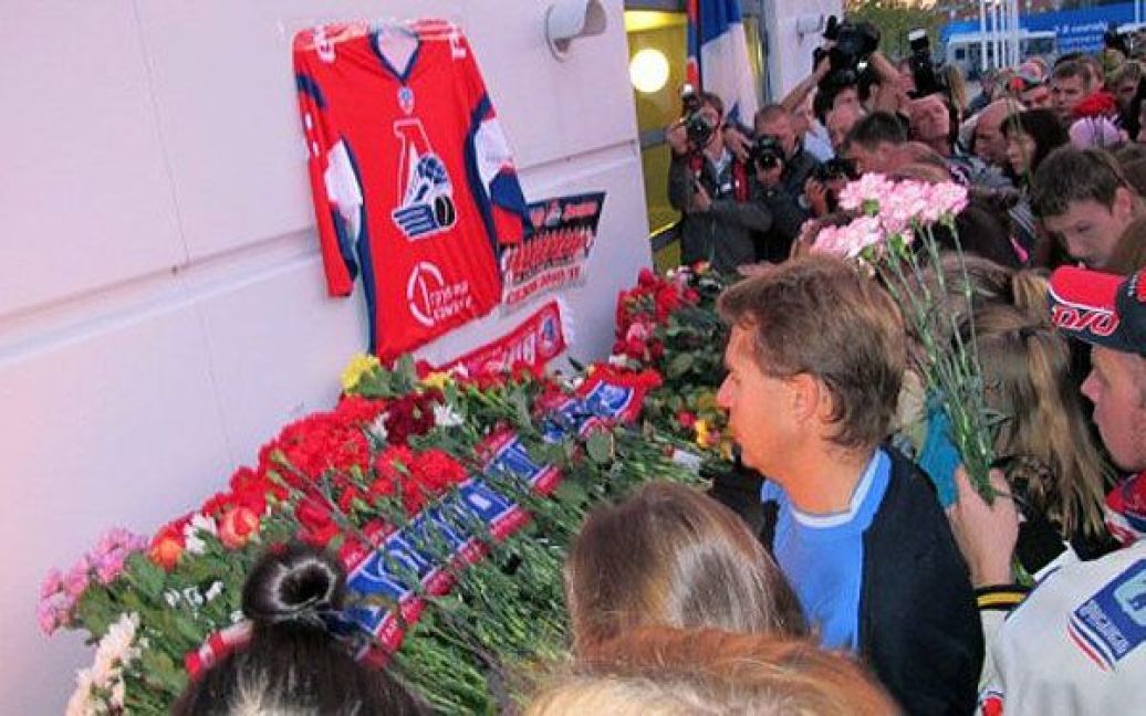 Сотні людей в Ярославлі приносять квіти та запалені свічки до стадіону "Арена-2000", на якому тренувалась команда. / © AFP