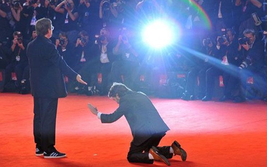 Італія, Венеція. Американський актор Еміль Хірш і режисер Вільям Фрідкін прибувають на показ фільму "Вбивця Джо", який відбувся в рамках 68-го Венеціанського міжнародного кінофестивалю. / © AFP
