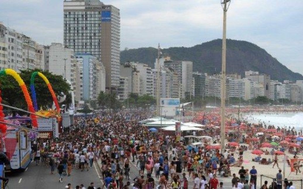 У Ріо-де-Жанейро (Бразилія), на пляжі Копакабана пройшов щорічний гей-парад. / © AFP